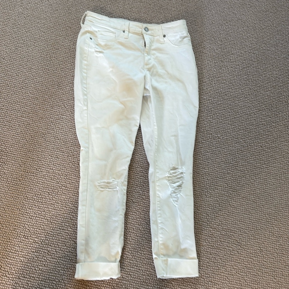 Women’s white size 8 “Universal Thread” shredded ankle length cuffed jeans